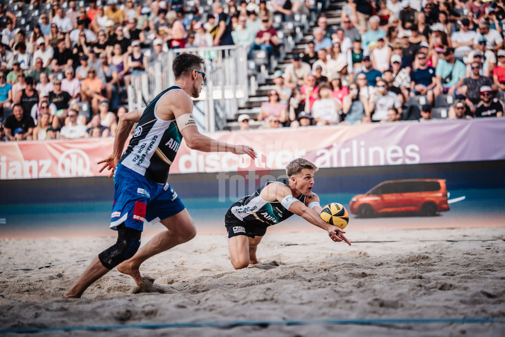 Beachvolleyball | Männer | Deutsche Meisterschaften 2025 Timmendorfer Strand | 04.09.2025 | Luis Kubo nimmt den Ball an