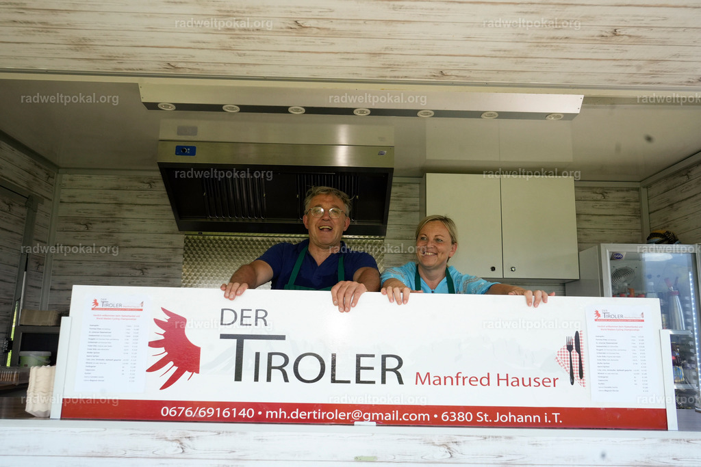 163_20230817_Bewerb_Maenner_Muehlanger | AUT - OESTERREICH, 2023-08-16: SPORT RENNRAD-FAHREN - 55. INTERNATIONALER RADWELTPOKAL IN ST. JOHANN IN TIROL  - Vintage-Radrennen mit WM-Bronze-Medaillen-Siegerin Christina Schweinberger, den Teilnehmer und Alexander Baumann (vom Orginastions-Team) - TAG 2 BEWERB MAENNER IN SECHS GRUPPEN  ; Foto: Roland Muehlanger