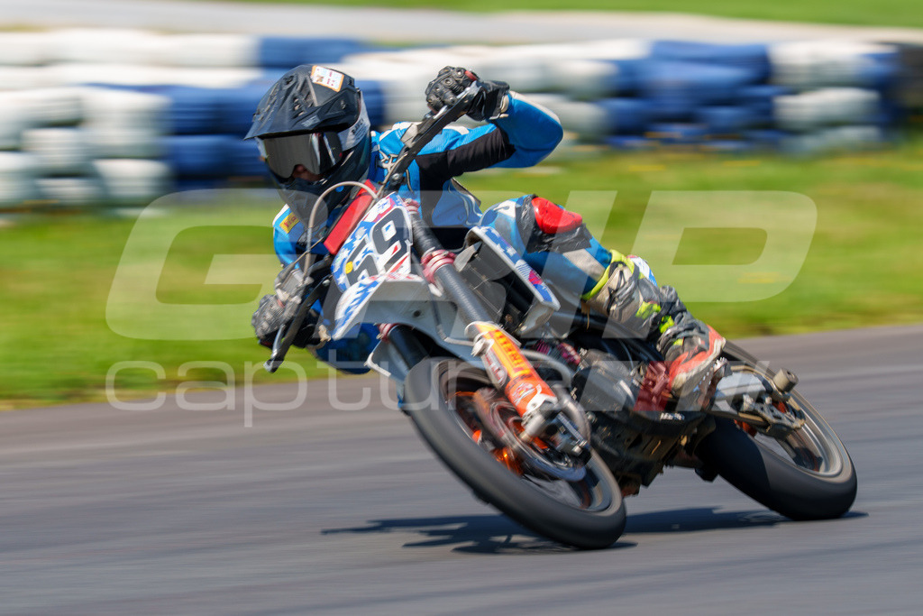 G-Cup + Supermoto Staatsmeisterschaft + Hungarian Supermoto Championship | GRIPcapture steht für authentische Sportfotografie in Österreich – für Momente, die mehr sind als Geschwindigkeit oder Ergebnis. Es geht um Emotion, Spannung, Fokus und den Augenblick, der oft nur einen Wimpernschlag dauert.Ob Motorsport, Teamsport oder 