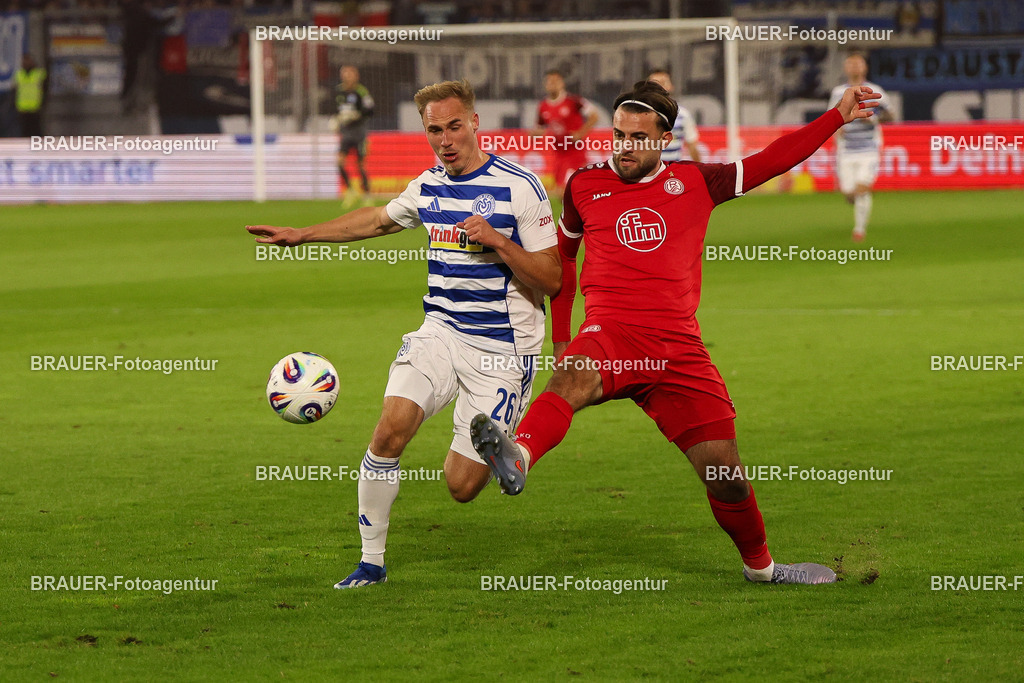 MSV Duisburg - Rot-Weiss Essen  | Duisburg, Deutschland, 26.10.2025 Florian Krüger (MSV Duisburg)  und José-Enrique Ríos Alonso  (Rot-Weiss Essen) im Kampf um den Ball während des 3.Liga Spiels zwischen MSV Duisburg und Rot-Weiss Essen in der Schauinsland-Reisen-Arena am 26.10.2025 in Duisburg (Foto von Timo Bluhmki-Schmidt/ Brauer Fotoagentur