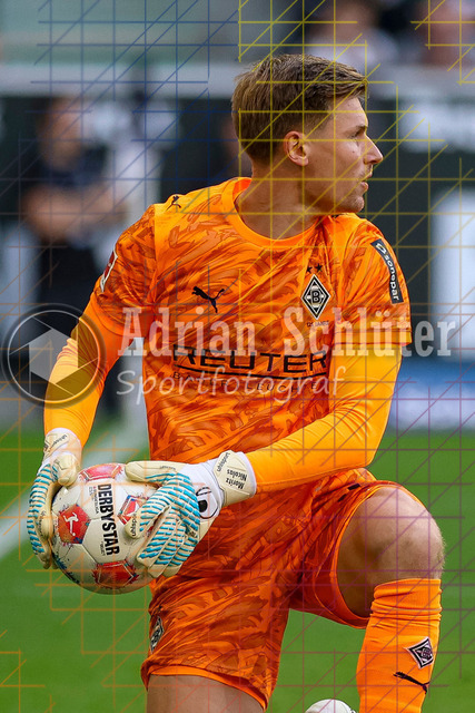 Borussia Mönchengladbach vs Hamburger SV - Bundesliga  | Mönchengladbach, Deutschland, 24.08.25:   Moritz Nicolas in Aktion am Ball, Einzelaktion waehrend des Spiels der Bundesliga zwischen Borussia Mönchengladbach vs Hamburger SV im Stadion im Borussia Park(Foto von Brauer-Fotoagentur / Adrian Schlueter)