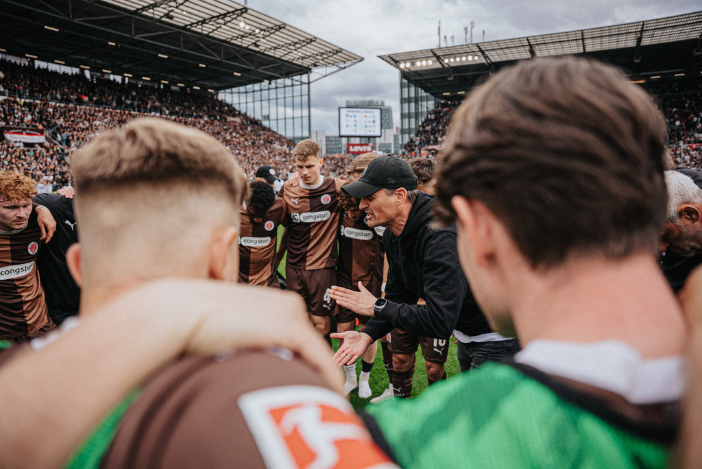 DSC05870 | Der offizielle Shop für FC St. Pauli Fotos. Wähle aus Spielszenen & Fanmomenten dein FCSP Wunschformat. Wir liefern Millerntor-Atmosphäre.