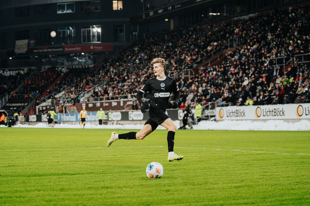 FCS05601 | Der offizielle Shop für FC St. Pauli Fotos. Wähle aus Spielszenen & Fanmomenten dein FCSP Wunschformat. Wir liefern Millerntor-Atmosphäre.