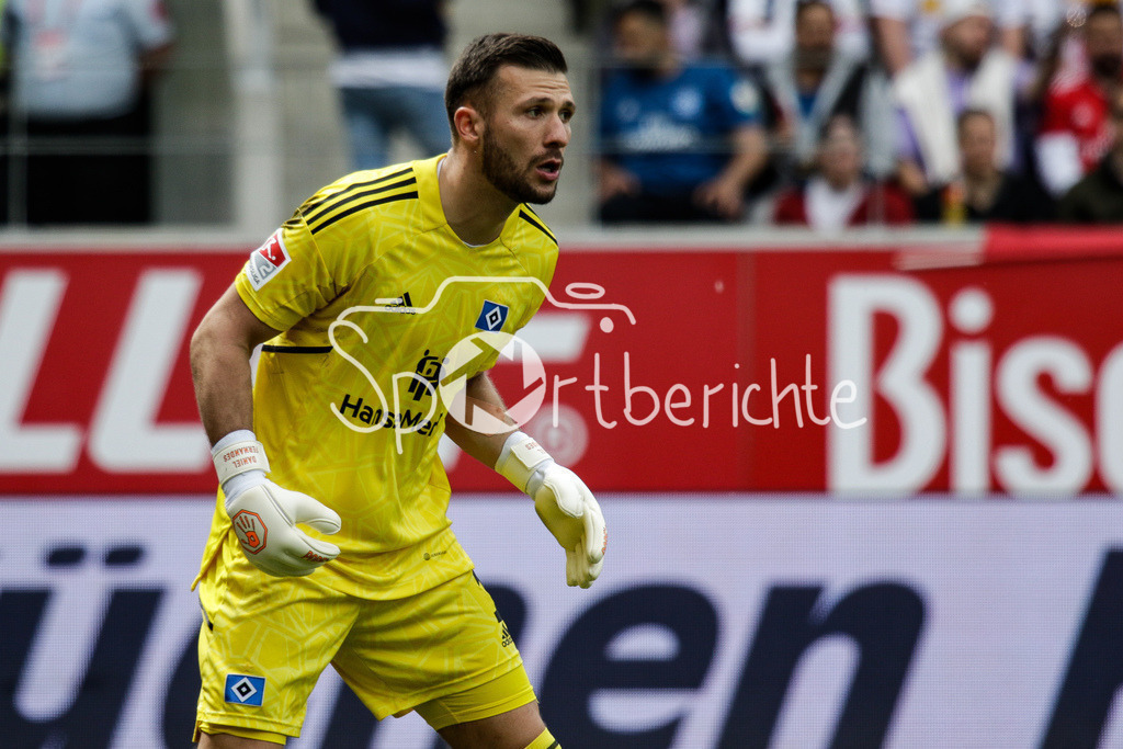 SSV Jahn Regensburg - Hamburger SV | HSV Keeper Daniel HEUER FERNANDES (HSV #1) in Aktion / Freisteller / Einzelfoto / Torhueter / Pope´s / DFL REGULATIONS PROHIBIT ANY USE OF PHOTOGRAPHS AS IMAGE SEQUENCES AND/OR QUASI-VIDEO