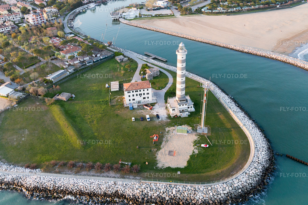 Luftbild: Leuchtturm als historisches Seefahrtszeichen im Küstenbereich der Adria in Lido di Jesolo im Bundesland Venetien in Italien. – Foto: IMG_098318.jpg vom 03.04.2017 durch Werner Riehm/FLY-FOTO.de – Auflösung des Originals: 4996 x 3331 px