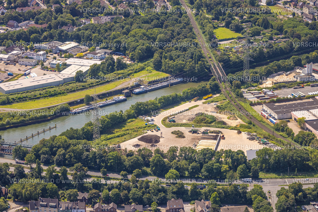 Bottrop250802838 | Luftbild, ReNature GmbH Grünschnitt Recycling Recyclinghof, Ölhafen König Wilhelm und zwei Transportschiffe, Eisenbahnbrücke über den Rhein-Herne-Kanal, Ebel, Bottrop, Ruhrgebiet, Nordrhein-Westfalen, Deutschland