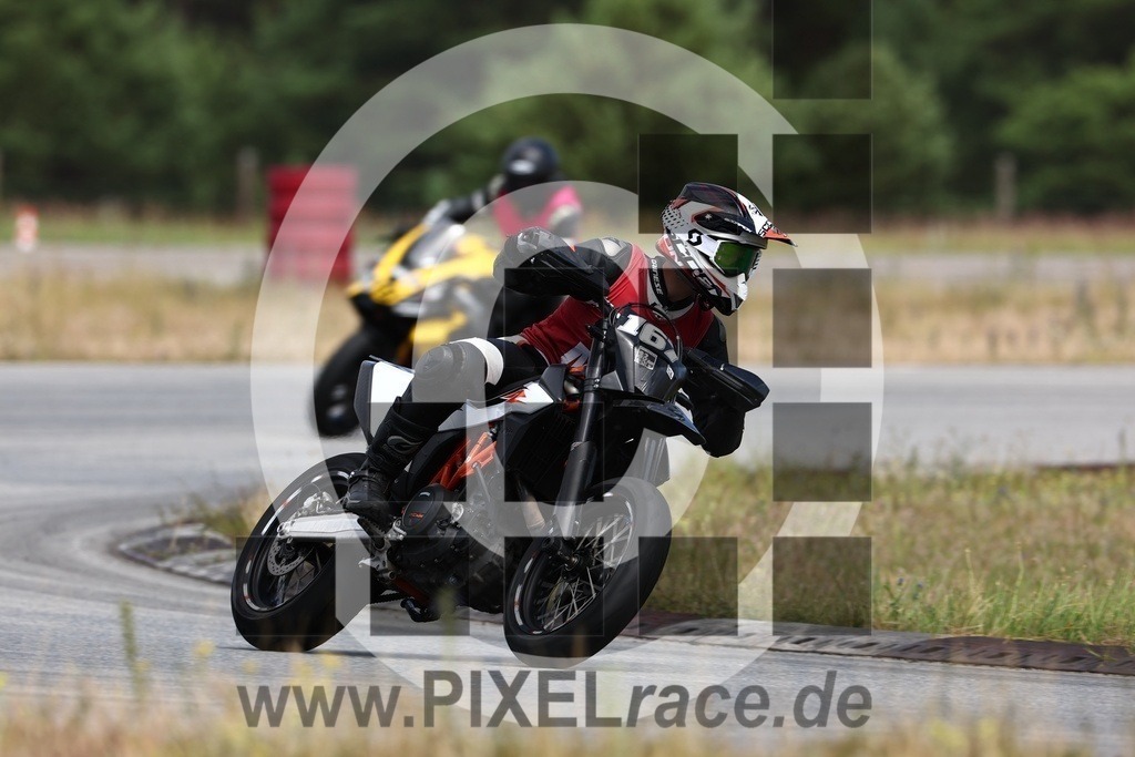0167-20240706_01764 | Schöne Erinnerungen an spannende Momente - das festzuhalten ist unser Job. PIXELrace.de ist seit 2003 auf den Rennstrecken Europas unterwegs um die Action draußen beim Fahren und die wunderbare Stimmung imm Fahrerlager für euch einzufangen.