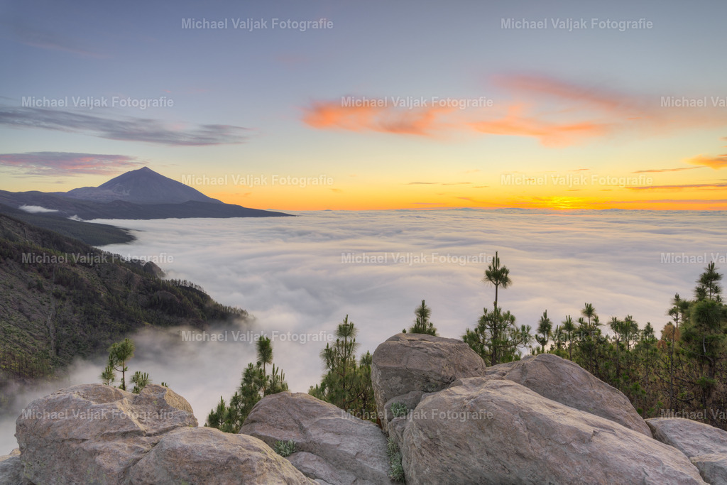 Blick Richtung Teide kurz nach Sonnenuntergang | Der Blick auf den Teide auf Teneriffa kurz nach dem Sonnenuntergang ist ein atemberaubendes Naturschauspiel. Wenn die letzten Strahlen der Sonne den Himmel in ein warmes Farbenspiel tauchen, zeichnet sich die Silhouette des Vulkans scharf gegen den orangefarbenen Himmel ab. Es ist ein Moment der Ruhe und Schönheit, der von vielen Besuchern und Fotografen geschätzt wird, um die einzigartige Landschaft festzuhalten. Dieses Naturspektakel bietet eine perfekte Gelegenheit, um die majestätische Präsenz des höchsten Berges Spaniens zu bewundern. - Realisiert mit Pictrs.com