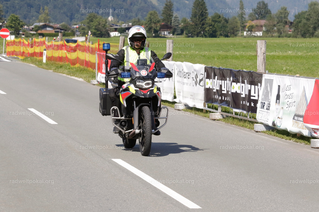 1169_20230817_Bewerb_Maenner_Muehlanger | AUT - OESTERREICH, 2023-08-16: SPORT RENNRAD-FAHREN - 55. INTERNATIONALER RADWELTPOKAL IN ST. JOHANN IN TIROL  - Vintage-Radrennen mit WM-Bronze-Medaillen-Siegerin Christina Schweinberger, den Teilnehmer und Alexander Baumann (vom Orginastions-Team) - TAG 2 BEWERB MAENNER IN SECHS GRUPPEN  ; Foto: Roland Muehlanger