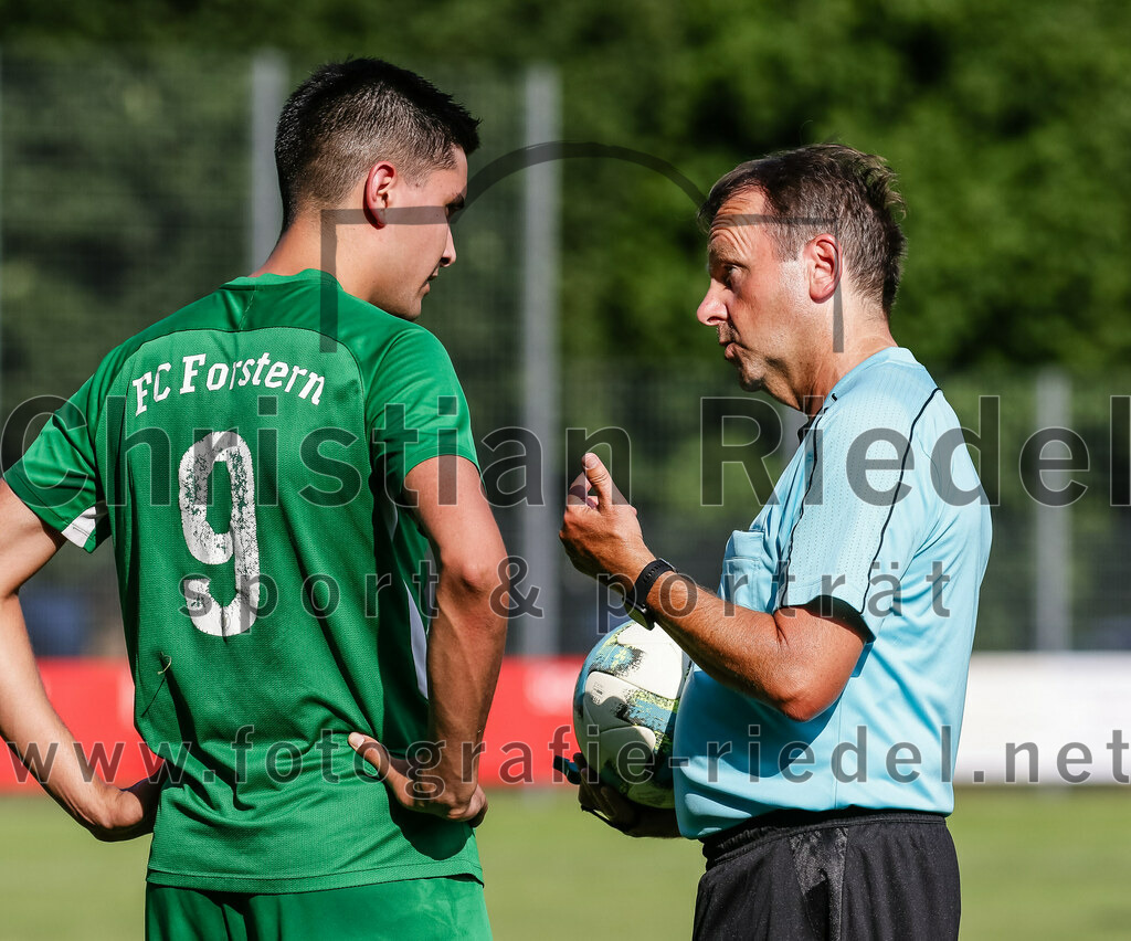 2023-07-09_092_FC_Forstern_gegen_SpVgg_Neuching | Forstern, Deutschland, 09.07.2023:
Fußball, Kreisklasse 2023 / 2024, Testspiel, FC Forstern gegen SpVgg Neuching, Endergebnis: 2:4

Mikail Can (FC Forstern, #9), Schiedsrichter Christian Trompke

Foto: Christian Riedel / fotografie-riedel.net