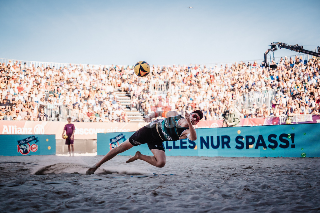 Beachvolleyball | Spiel um Platz Drei | Finale | Deutsche Meisterschaften 2025 Timmendorfer Strand | 07.09.2025 | Benedikt Sagstetter spielt den Ball