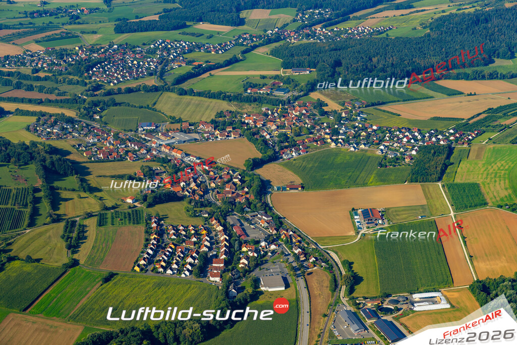 Das Luftbild zeigt : Mitteldorf Igensdorf - Die Luftaufnahme wurde 2024 vom UL-Flugzeug aus erstellt ( keine Drohne ) - Hochauflösende Luftaufnahme - Für grossformatige Ausdrucke geeignet. Die Geschenkidee !Mit Lizenz und Bildrechte bestellbar