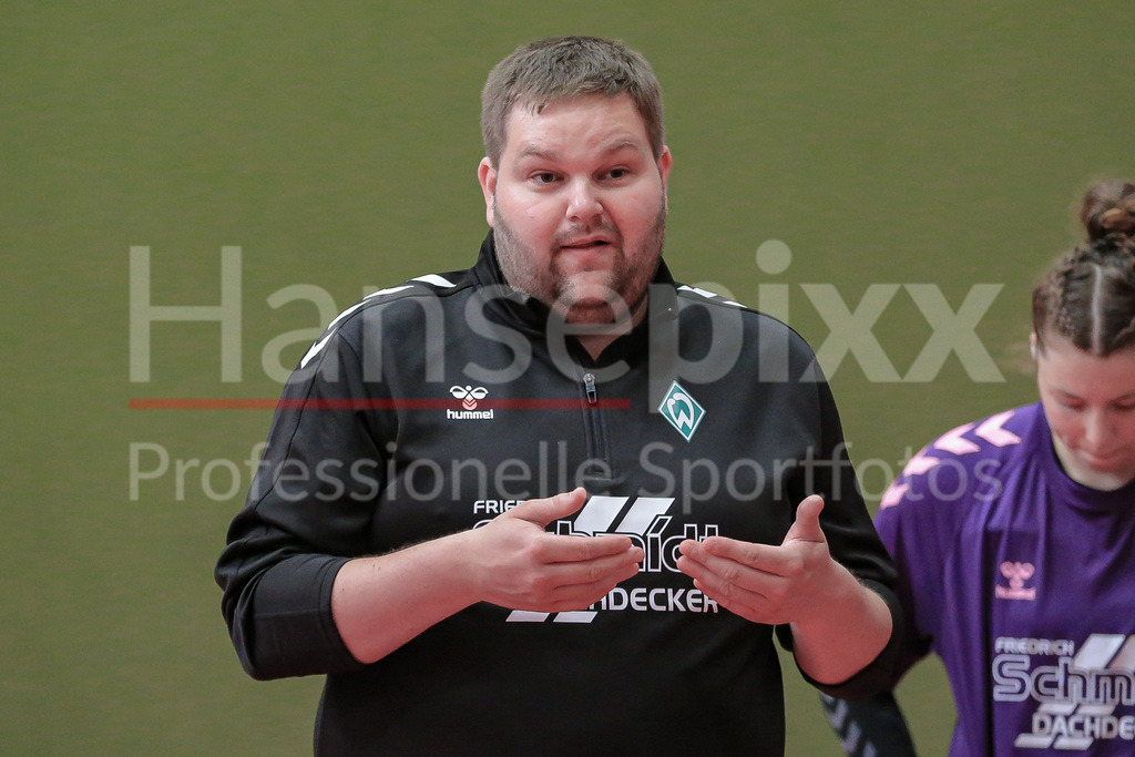 Handball, 2. Bundesliga Frauen, Training SV Werder Bremen | v.li.: Timm Dietrich (Trainer, Cheftrainer, SV Werder Bremen) gibt Anweisungen, gestikuliert, mit den Armen gestikulieren