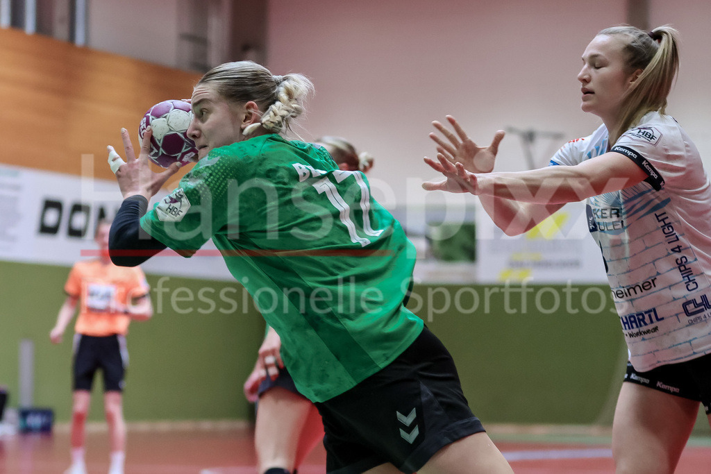 Handball, 2. Bundesliga Frauen, SV Werder Bremen - ESV 1927 Regensburg | v.li.: Meike Becker (SV Werder Bremen, 17) und Franziska Peter (ESV 1927 Regensburg, 8) im Zweikampf, Duell, Spielszene, Aktion, Action