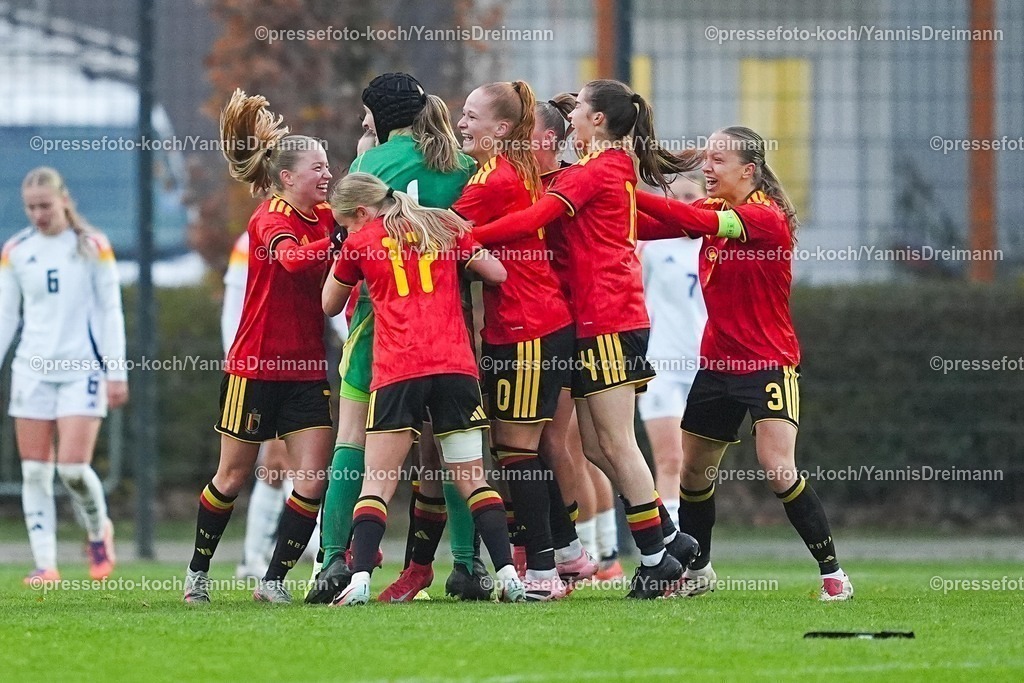 xYDRx26112501050 | 26.11.2025, xydrx, Fußball, Länderspiel, EM-Qualifikation U19-Frauen, Belgien - Deutschland, Sportschule Wedau: Torjubel nach dem Tor zum 2:2 für Belgien durch Torschütze Flo Hermans (BEL #8) zusammen mit Marie Pues (BEL #1) Lise Bal (BEL #17)