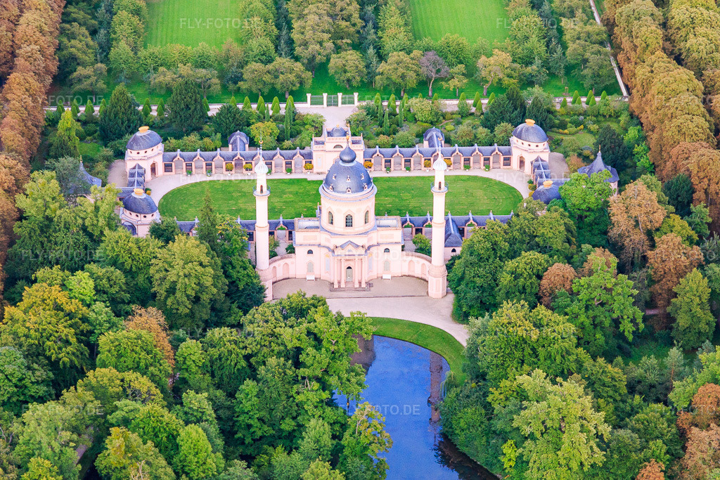 Luftbild: Moschee im Schwetzinger Schlossgarten in Schwetzingen im Bundesland Baden-Württemberg in Deutschland. – Foto: IMG_102590.jpg vom 24.08.2017 durch Werner Riehm/FLY-FOTO.de – Auflösung des Originals: 4771 x 3181 px – Gartenmoschee