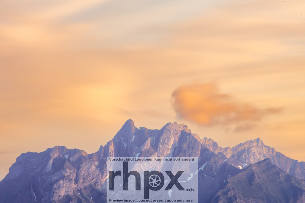 Pilatus im warmen Abendlicht | Stimmungsvolle Fotokunst aus Luzern. Erlebe den Pilatus, den See und die Stadt Luzern in exklusiven Aufnahmen in der Fotogalerie & Shop. - Realisiert mit Pictrs.com
