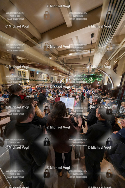 TAM25_K.12__Michael-Vogl_012_6517 | Tage Alter Musik Regensburg K.12 Nachtkonzert Brauhaus am Schloss Cappella Pratensis (Niederlande) Tim Braithwaite, Superius, Leitung Peter de Laurentiis, Tenor, Co-Leitung Sollazzo Ensemble (Frankreich) The Feast of the Swan Das Schwanenfest der Mariengilde von ’s-Hertogenbosch Anna Danilevskaia Vihuela de Arco, Leitung Foto: Michael Vogl