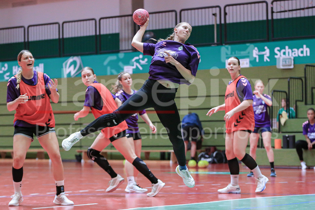 Handball, 2. Bundesliga Frauen, Training SV Werder Bremen | v.li.: Jana Lüdersen (SV Werder Bremen) beim Wurf, am Ball, Spielszene, Aktion, Action