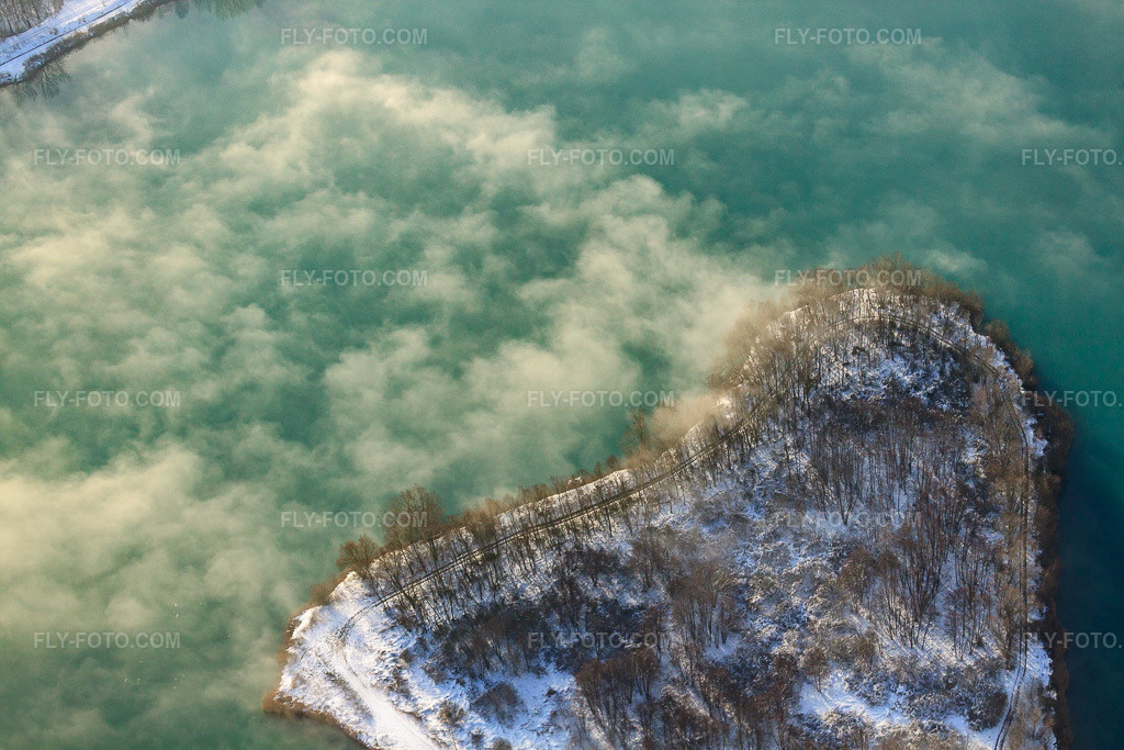 Aerial view: Bassin des Mouettes from the northwest in winter with snow and fog in Lauterbourg in the state Bas-Rhin, France. – Photo: IMG_36150.jpg taken on 01/02/2011 by Werner Riehm/FLY-FOTO.com – Resolution of the original: 4752 x 3168 px