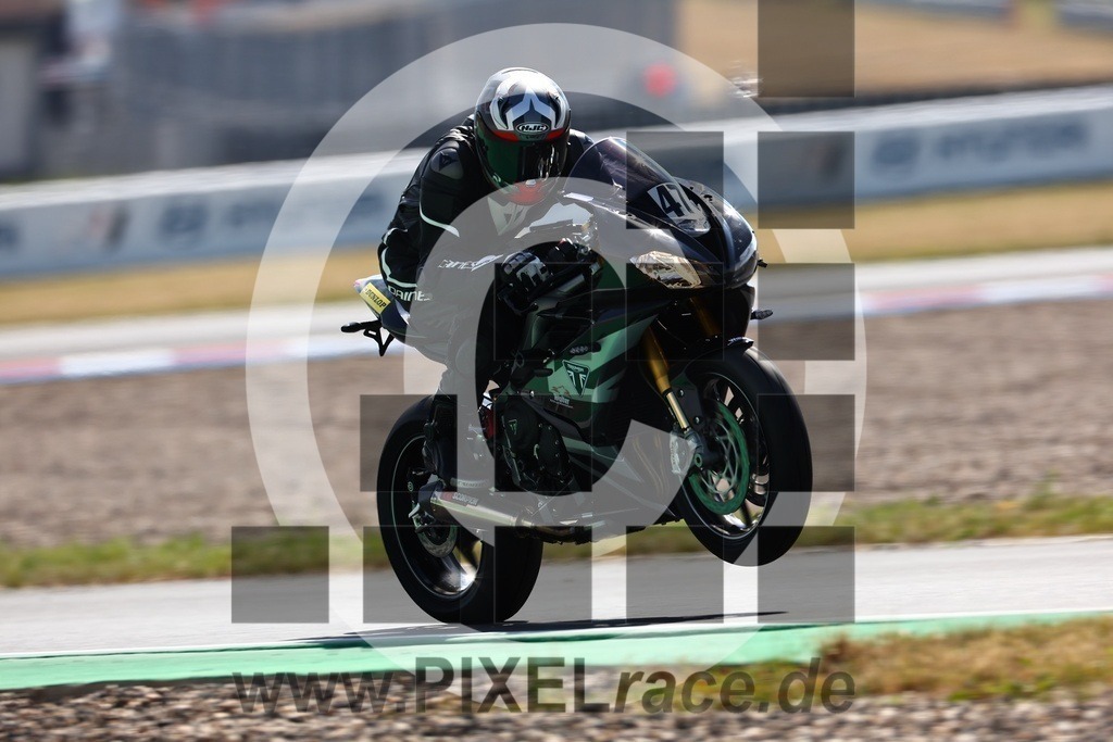 0047-20240726_00654 | Schöne Erinnerungen an spannende Momente - das festzuhalten ist unser Job. PIXELrace.de ist seit 2003 auf den Rennstrecken Europas unterwegs um die Action draußen beim Fahren und die wunderbare Stimmung imm Fahrerlager für euch einzufangen.