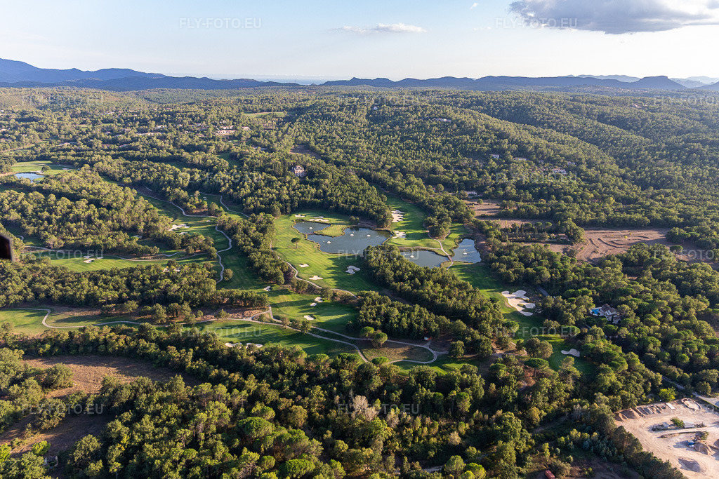 Vue aérienne: Terre Blanche Resort à Tourrettes dans le département Var, France. Photo: IMG_129409.jpg prise le 18/09/2021 par Werner Riehm/FLY-FOTO.eu – Résolution de l'original: 5209 x 3473 px