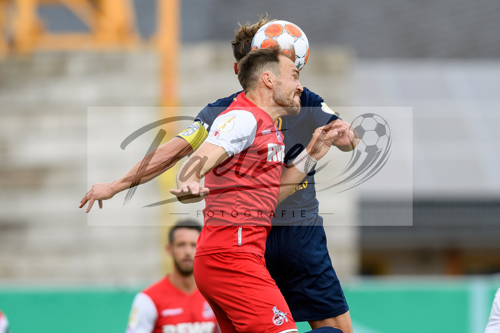 JENKOE20210808_020 | Fussball, Herren: Rafael Czichos (1. FC Koeln) und Maximilian Oesterhelweg (FC Carl Zeiss Jena) im Zweikampf beim Spiel der 1. Runde im DFB-Pokal zwischen FC Carl Zeiss Jena und 1. FC Koeln im Ernst-Abbe-Sportfeld am 08.08.2021 in Jena, Deutschland.DFB / DFL REGULATIONS PROHIBIT ANY USE OF PHOTOGRAPHS AS IMAGE SEQUENCES AND/OR QUASI-VIDEO. - Realisiert mit Pictrs.com