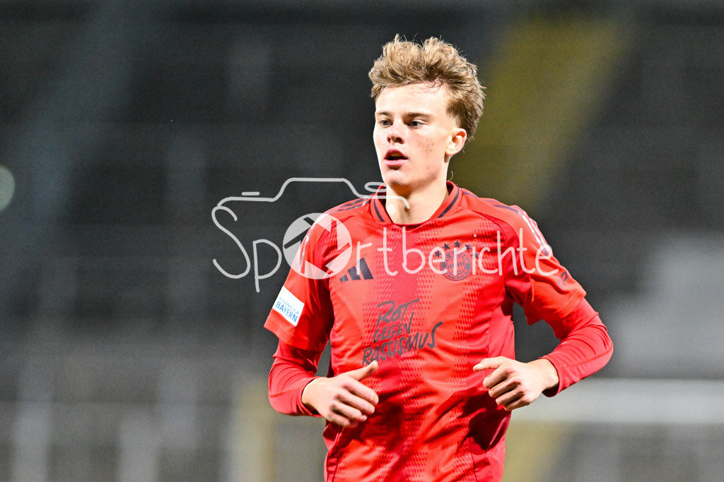 FC Bayern Amateure - SpVgg Hankofen-Hailing | Im Bild Jonathan Asp JENSEN (FC Bayern München II #11) / Einzelfoto / Freisteller / Regionalliga Bayern: FC Bayern Muenchen II - SpVgg Hankofen-Hailing, Gruenwalder Stadion am 28.03.2025