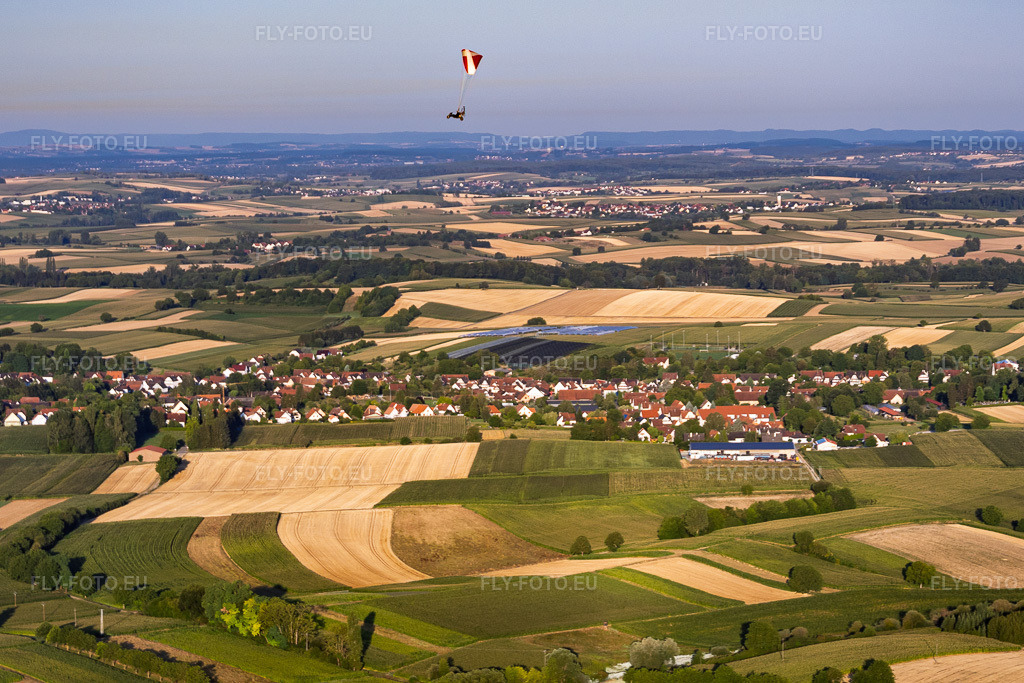 Vue aérienne: Paraglider über der Ortschaft aus Nordosten à Seebach dans le département Bas Rhin, France – .Photo: IMG_158197.jpg prise le 25/07/2026 par Werner Riehm/FLY-FOTO.eu – Résolution de l'original: 3940 x 2627 px