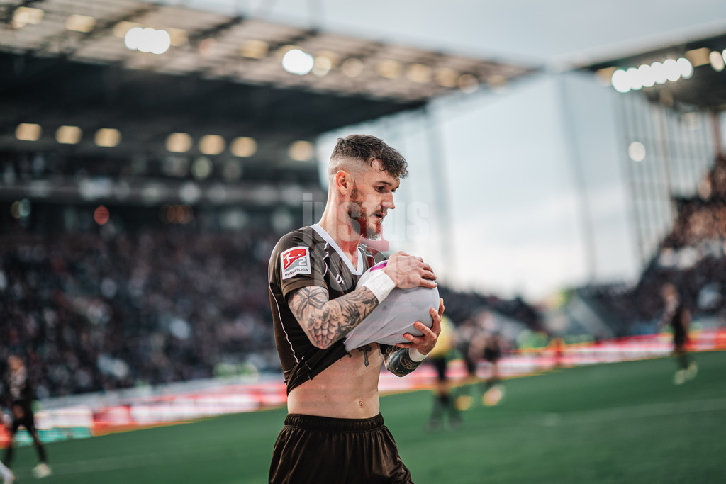 Fußball | Männer | Saison 2023/2024 | 2. Fußball-Bundesliga | 31. Spieltag | FC St. Pauli vs. FC Hansa Rostock | 26.04.2024 | Marcel Hartel (#10, FC St. Pauli) bereitet sich auf den Eckball vor
