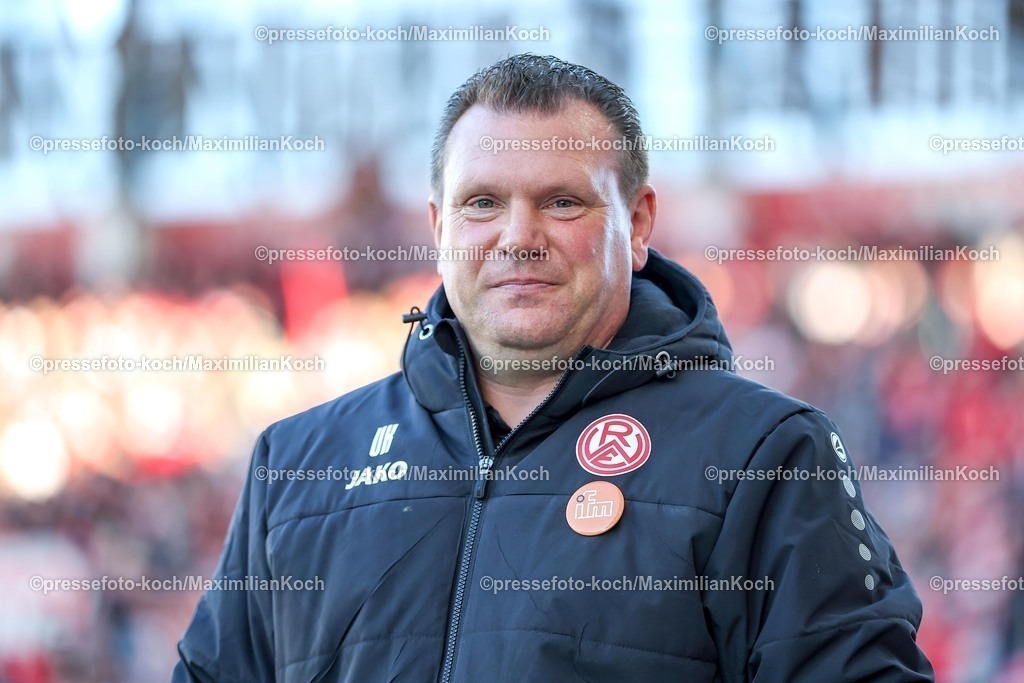 RWE06042501016 | 2025.04.06, Fußball, 3.Liga, Rot-Weiss Essen - FC Hansa Rostock, Stadion Hafenstraße, Saison 2024 2025: Cheftrainer Uwe Koschinat (RWE) DFB regulations prohibit any use of photographs as image sequences and or quasi-video.