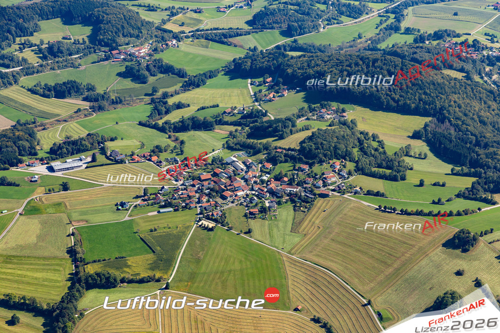 Die Luftaufnahme Neureut - Freyung wurde 2021 mittels Flugzeug (keine Drohne) erstellt. Hohe Auflösung -für große Poster und Wandbilder geeignet!