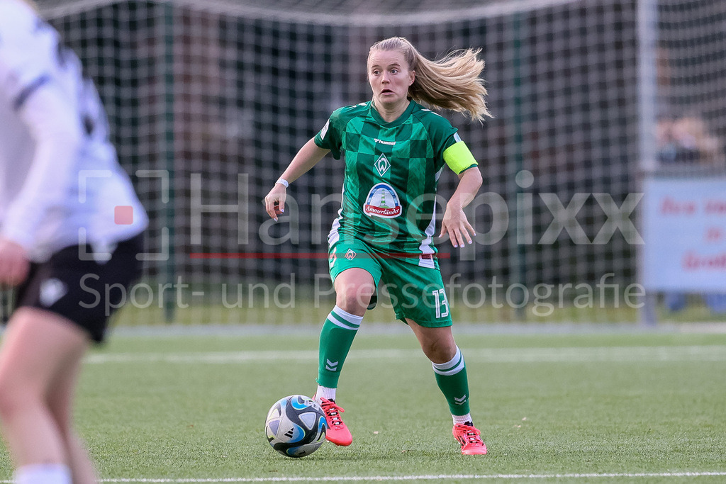 Fussball, Testspiel Frauen, DSC Arminia Bielefeld - SV Werder Bremen | v.li.: Ricarda Walkling (SV Werder Bremen, 13) am Ball, Einzelbild, Ganzkörper, Aktion, Action, Spielszene