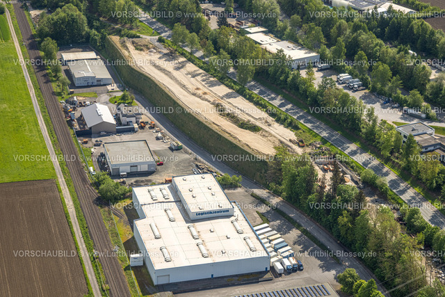 Bestwig240502839 | Luftbild, Gewerbegebiet Im Öhler, Fernsicht mit Blick nach Velmede und Ruhrtalbrücke Velmede, Logistikzentrum Spediiton Häger, Hügellandschaft, Wiesen und Felder, Velmede, Bestwig, Sauerland, Nordrhein-Westfalen, Deutschland