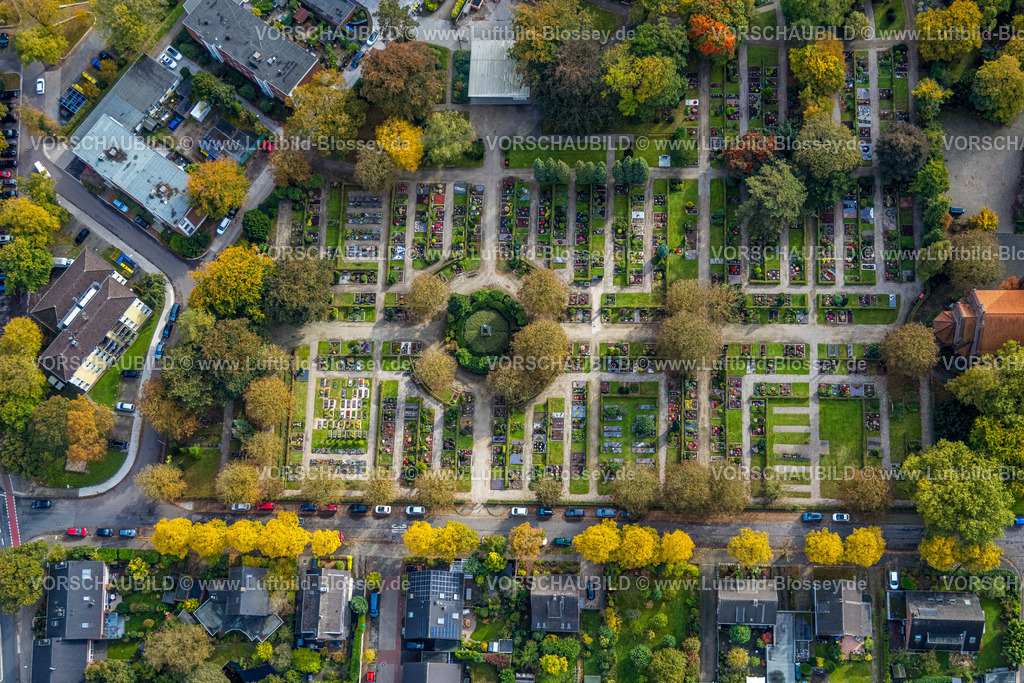 Moers241012866 | Luftbild, Utfort Friedhof Gräberfeld und evangelische Kirche Utfort, herbstliche Bäume, Rheinkamp-Utfort, Moers, Ruhrgebiet, Nordrhein-Westfalen, Deutschland