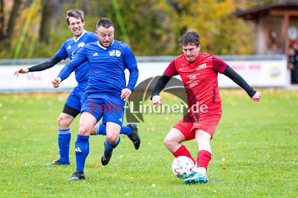 SG SV Eberfing/SV Söchering gegen MTV Berg II | Fußball Herren A-Klasse Gruppe 5 Zugspitze 2025/26 14. Spieltag, SG SV Eberfing/SV Söchering gegen MTV Berg II, 20251102,Zweikampf,2025-11-02 in Obersöchering (Sportplatz Obersöchering), Thomas HAAS (SG SV Eberfing/SV Söchering 17), Christoph SPETH (MTV Berg II 9)Copyright: WolfgangxLindner www.foto-lindner.de