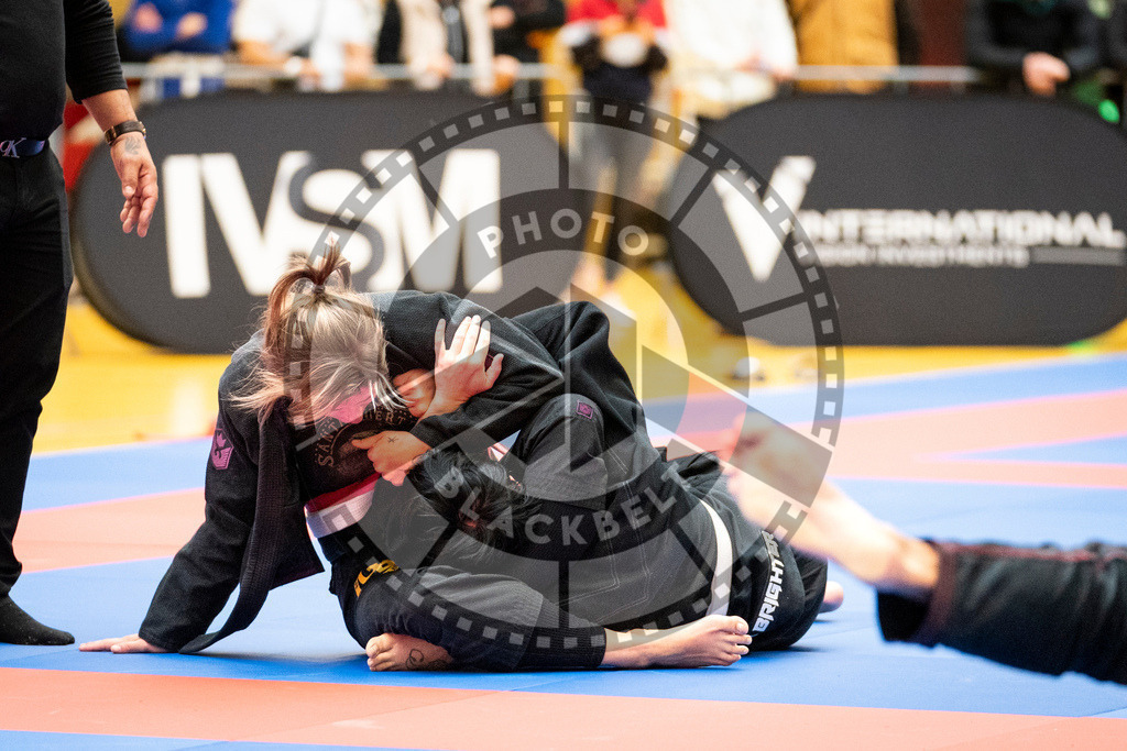 20231118PBB11985 | Fighters compete during the AJP Tour 600 Frankfurt Championship in Frankfurt/Main, Germany, on November 18, 2023.
