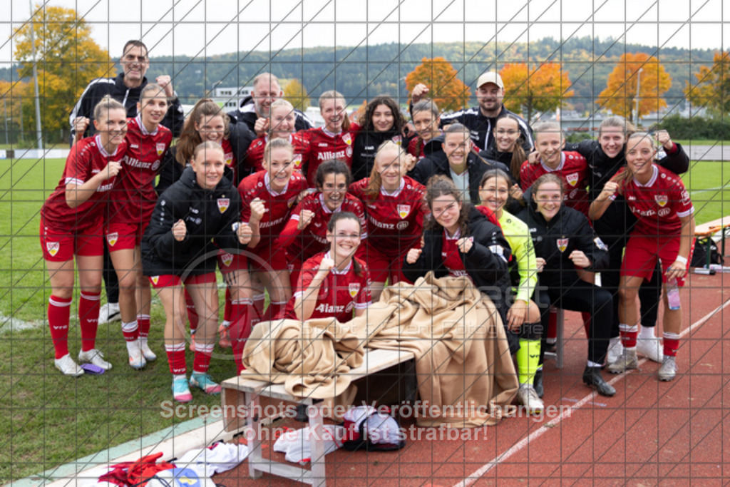 20251012_150044_1533 | #,1.FC Donzdorf (schwarz) vs. VfB Stuttgart II (rot), Fussball, Frauen-Verbandsliga Württemberg, 05. Spieltag, Saison 2025/2026, Rasenplatz Lautertal Stadion, Süßener Straße 16, 73072 Donzdorf, 12.10.2025 - 13:00 Uhr,Foto: PhotoPeet-Sportfotografie/Peter Harich