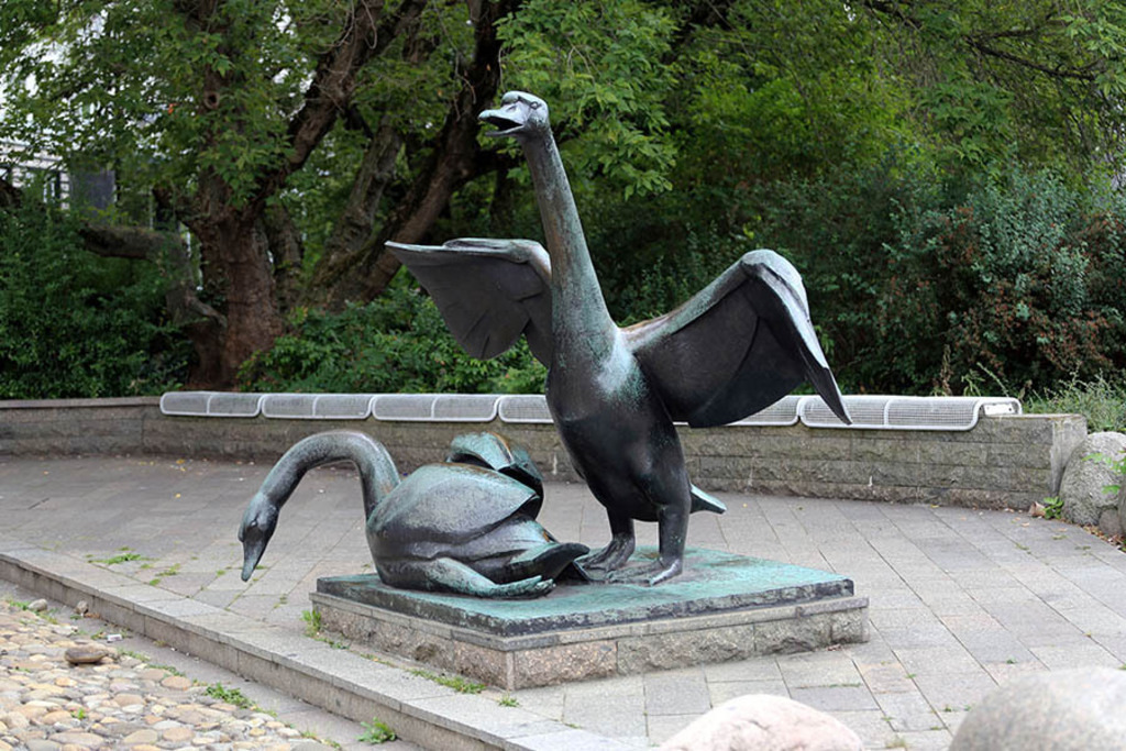 Schwanen-Brunnen | Entdecke über 20 Kategorien Leipzig-Motive: Foto-Downloads, hochwertige Poster, Leinwand- & Fine-Art-Prints. Jetzt Lieblingsfoto im Bildlexikon Leipzig Shop bestellen!