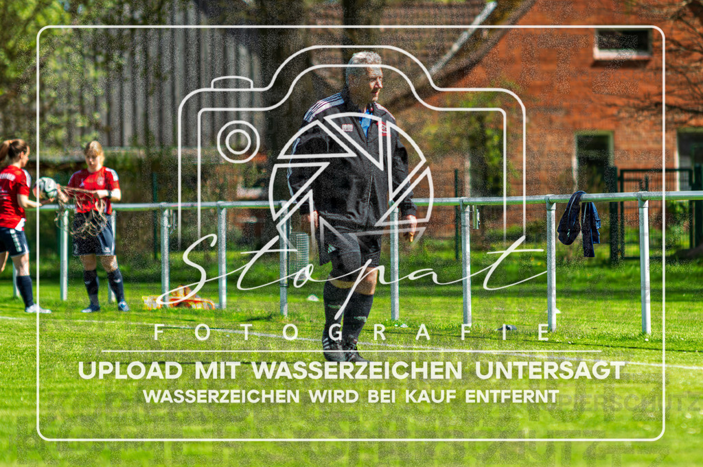 Kreisliga Damen HKCE - SG Fulde vs. Sportfreunde Bispingen | Peter Paech; Kreisliga Damen HKCE - SG Fulde vs. Sportfreunde Bispingen am 26.04.2026 in Zentralstadion, Fulde - Realisiert mit Pictrs.com