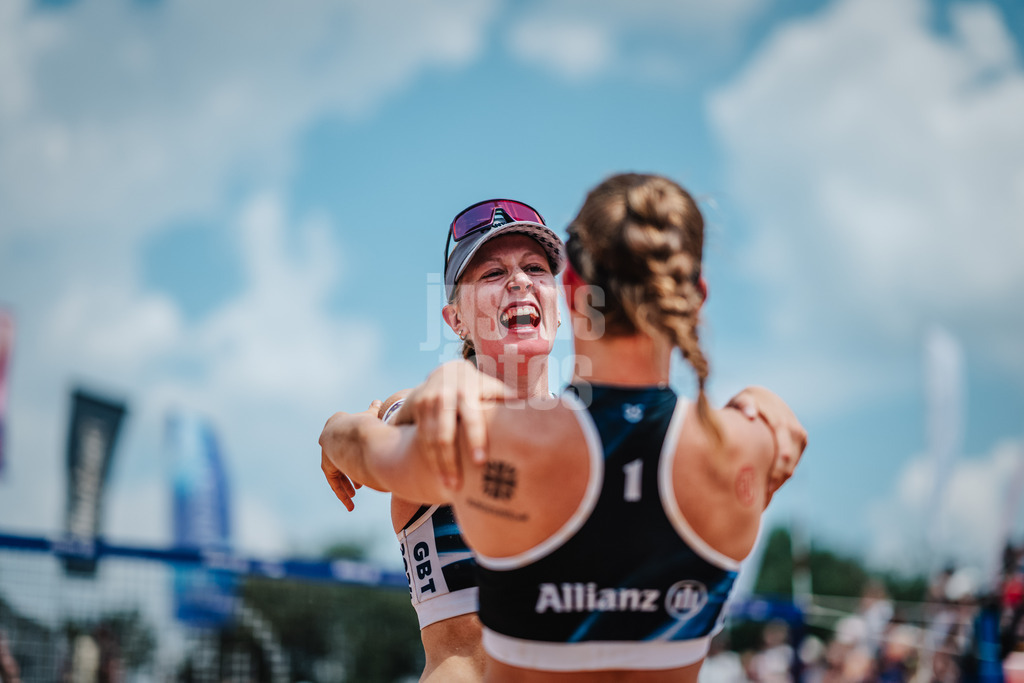 Beachvolleyball | Frauen | German Beach Tour 2024 | Tourstop München | 20.07.2024 | Marie Schieder (links) freut sich