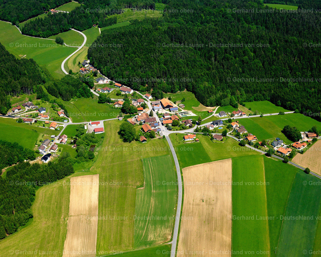 2724032 | EISENBERNREUT 19.05.2007 Landwirtschaftliche Nutzflächen und Feldgrenzen  umsäumen das Siedlungsgebiet des Dorfes in Eisenbernreut im Bundesland Bayern, Deutschland // Agricultural land and field boundaries surround the settlement area of the village  in Eisenbernreut in the state Bavaria, Germany Foto: Gerhard Launer