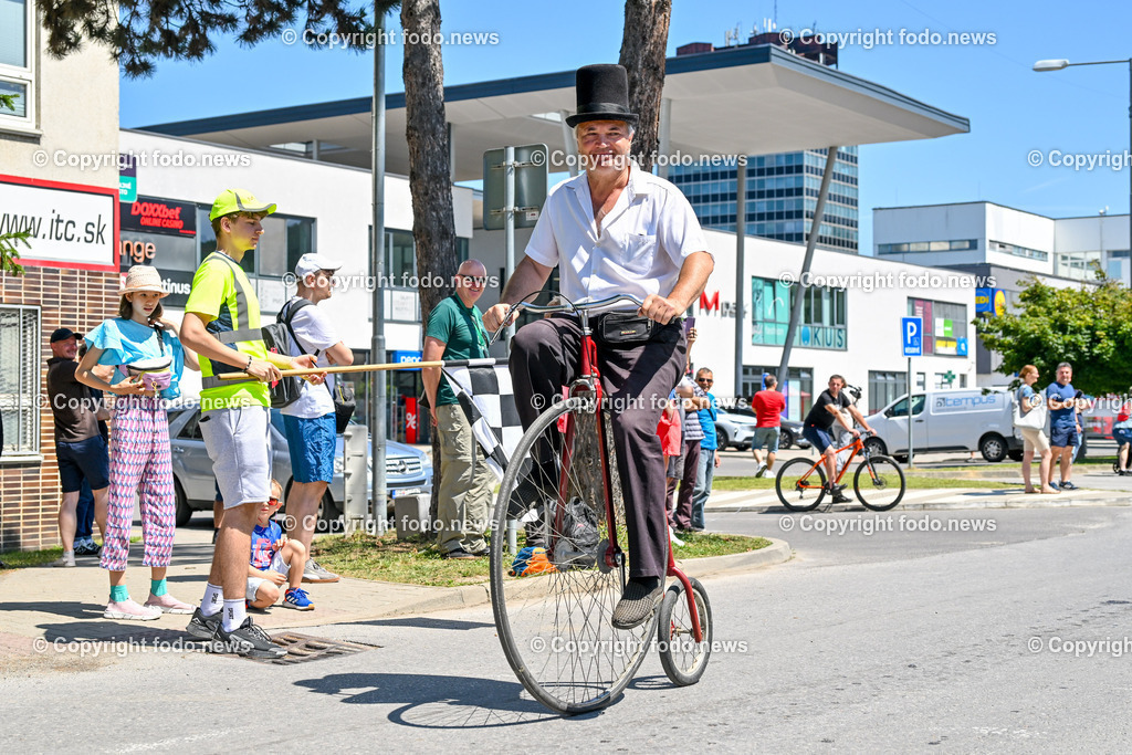 Slowakei_ Povazska Bystrica_ Veteran Tour Manin_ 14.06.2025-261 | 14.06.2025, Slowakei, SVK, Trenciansky kraj, Povazska Bystrica, im Bild Oldtimer Klub, Historische Fahrzeuge, Veteran Tour Manin, Auto, Alt, Besucher, Menschen, Feature, Symbolbild