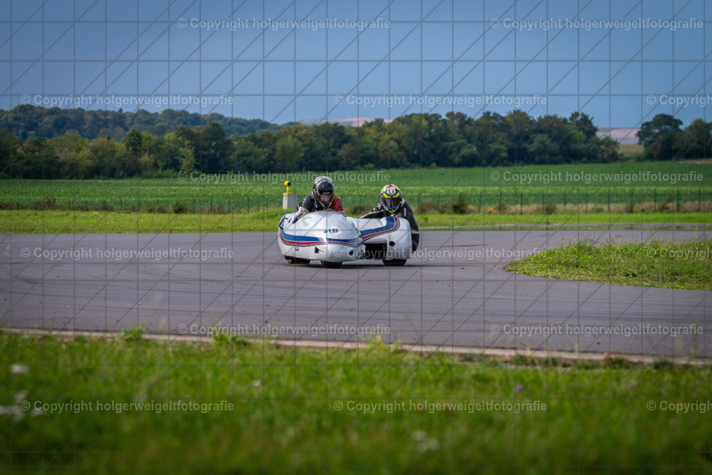 Renngespann | Foto vom 3. Classic Motor Weekend 18. - 20. August 2023 auf dem Flugplatz in Obermehler - Realisiert mit Pictrs.com