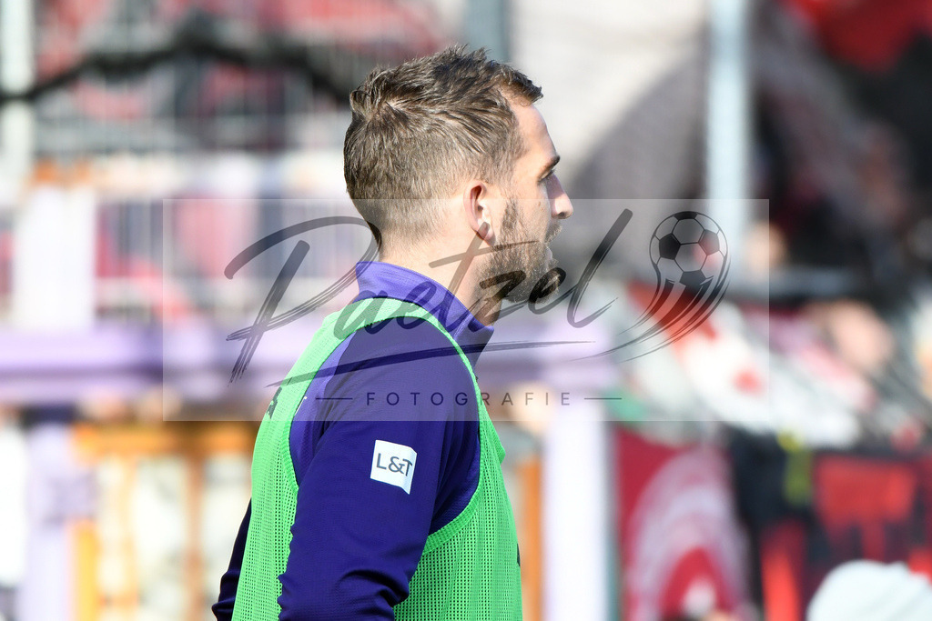 20200208_OSNFCN_0089 | Fußball, Herren: Marc Heider (VfL Osnabrueck) schaut waehrend des Spiels der 2. Bundesliga zwischen VfL Osnabrueck und 1. FC Nuernberg im Stadion an der Bremer Bruecke am 08.02.2020 in Osnabrueck, Deutschland.DFB / DFL REGULATIONS PROHIBIT ANY USE OF PHOTOGRAPHS AS IMAGE SEQUENCES AND/OR QUASI-VIDEO. - Realisiert mit Pictrs.com