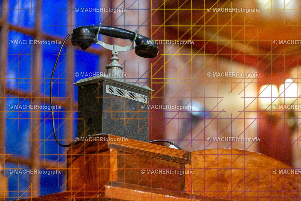 148_MFL-2025 | Portraitbilder von Regisseur; Darsteller; Techniker; Maske; Kostüme; Chor; Musiker; Bilderserie der Generalprobe und der Premierenvorstellung, Szenenbilder; Ausdrucksstudien; Bühnenüberblick; Bühnenkulissen; Pressefotos inkl. Redaktionsfoto Darstellergruppe.