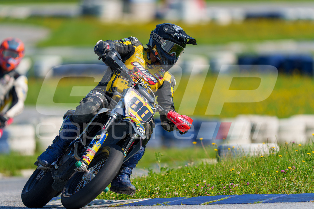 SuperMoto_Staatsmeisterschaft_Greinbach_172 | GRIPcapture steht für authentische Sportfotografie in Österreich – für Momente, die mehr sind als Geschwindigkeit oder Ergebnis. Es geht um Emotion, Spannung, Fokus und den Augenblick, der oft nur einen Wimpernschlag dauert.Ob Motorsport, Teamsport oder 