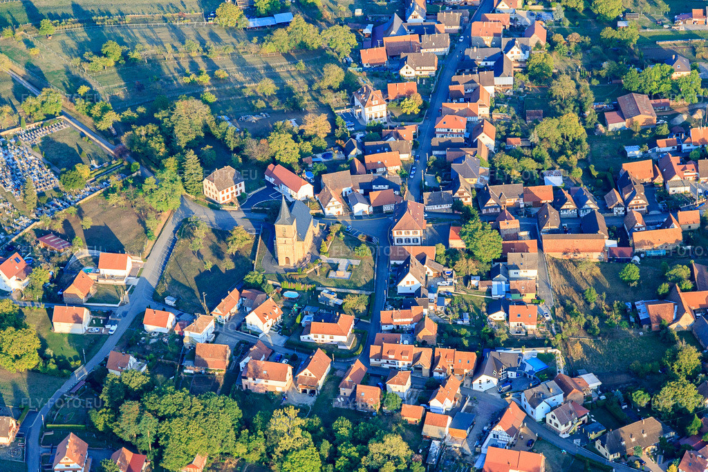Vue aérienne: Église protestante du Nord-Ouest à Preuschdorf dans le département Bas Rhin, France – .Photo: IMG_123264.jpg prise le 30/09/2020 par Werner Riehm/FLY-FOTO.eu – Résolution de l'original: 5472 x 3648 px