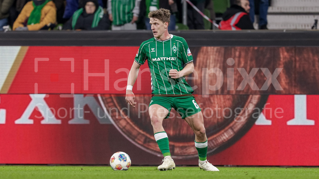 Fussball, Bundesliga, SV Werder Bremen - 1. FC Köln | Jens Stage (SV Werder Bremen, 6) am Ball, Freisteller, Einzelbild, Ganzkörper, Aktion, Action, Spielszene, DIE DFL-RICHTLINIEN UNTERSAGEN JEGLICHE NUTZUNG VON FOTOS ALS SEQUENZBILDER UND/ODER VIDEOÄHNLICHE FOTOSTRECKEN. DFL REGULATIONS PROHIBIT ANY USE OF PHOTOGRAPHS AS IMAGE SEQUENCES AND/OR QUASI-VIDEO.