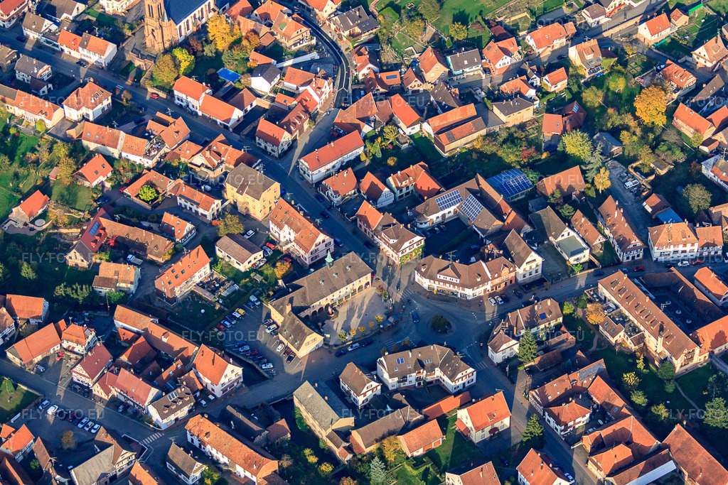 Vue aérienne: Centre-ville à Lembach dans le département Bas Rhin, France.Photo: IMG_54080.jpg prise le 21/10/2012 par Werner Riehm/FLY-FOTO.euRésolution de l'original: 4643 x 3095 px